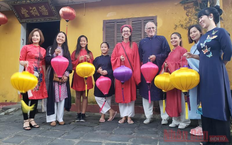 Chị Nadine (áo dài đỏ, giữa) cùng hai con và những người bạn tham gia hoạt động văn hoá tại Hội An