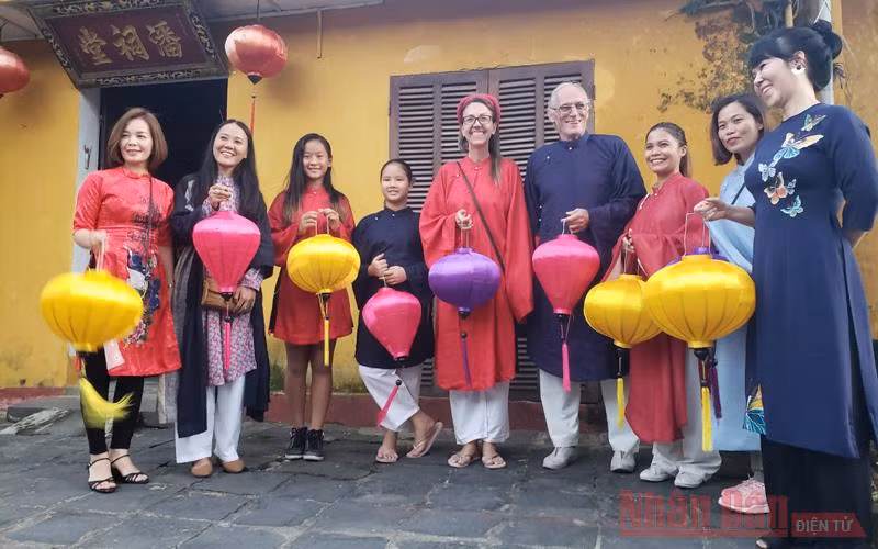 Chị Nadine (áo dài đỏ, giữa) cùng hai con và những người bạn tham gia hoạt động văn hoá tại Hội An