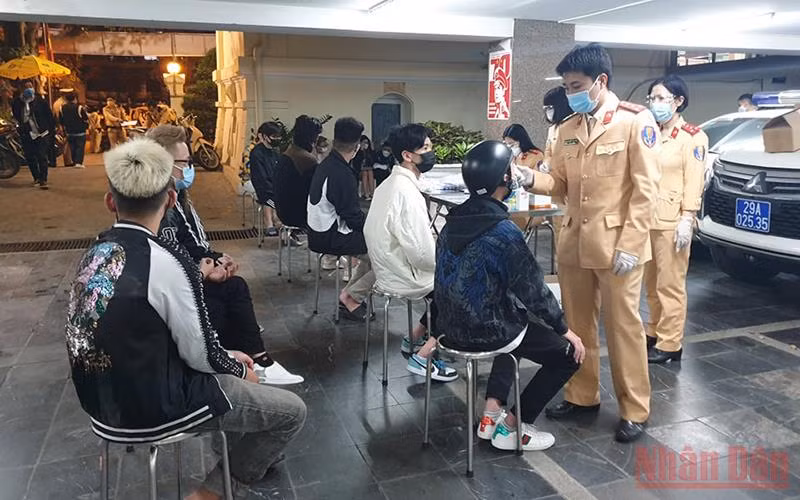 Lực lượng Cảnh sát giao thông tiến hành xét nghiệm nhanh Covid-19 cho các “quái xế”.