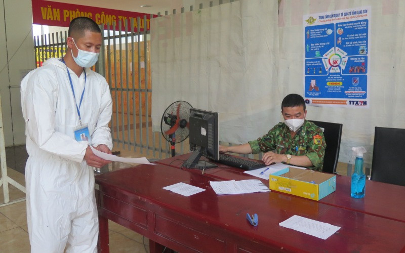 Lực lượng biên phòng cửa khẩu quốc tế Hữu Nghị kiểm tra giấy tờ khi vào khu cách ly ở khu vực cửa khẩu.