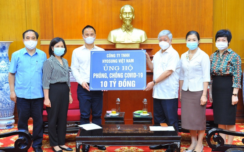 Ông Phạm Minh Cao, đại diện Tập đoàn trao 10 tỷ cho Quỹ phòng, chống Covid-19.