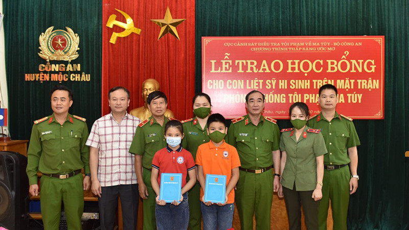 Chương trình Thắp sáng ước mơ trao học bổng tặng con của các liệt sĩ hy sinh trong đấu tranh chống tội phạm về ma túy.