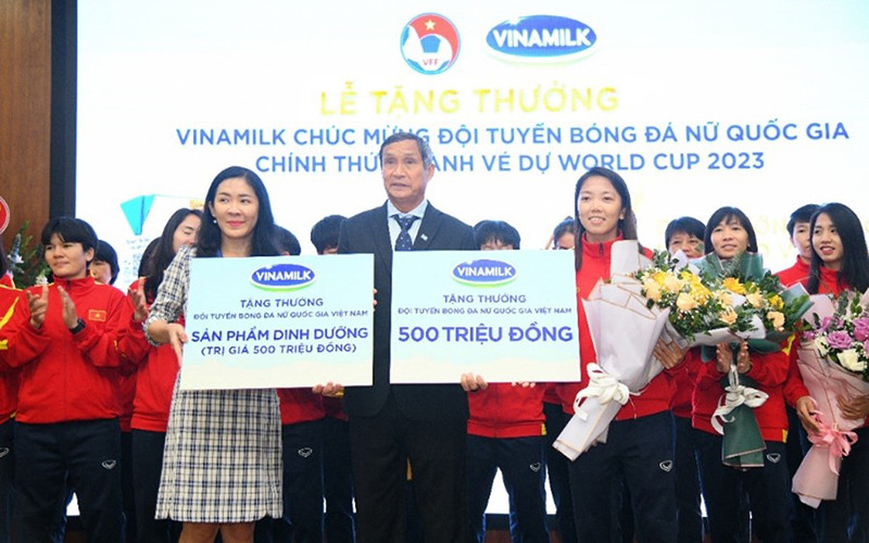 Đại diện Vinamilk trao thưởng cho đội tuyển bóng đã nữ quốc gia khi lọt vào World cup 2023.