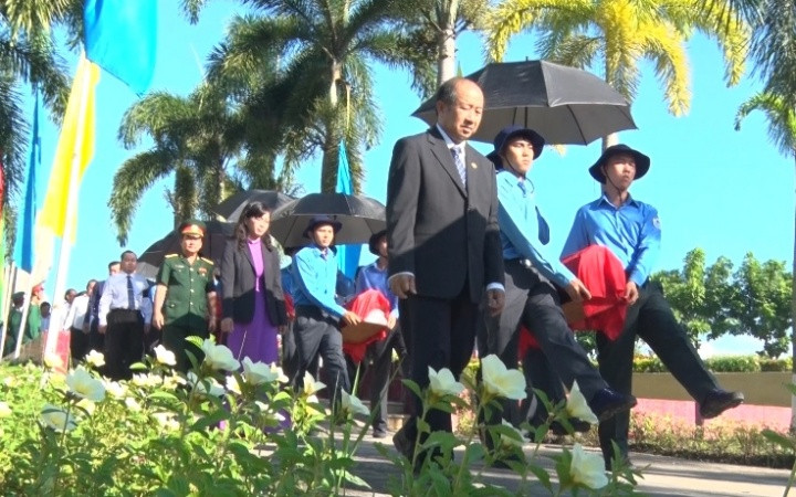 Đưa tiễn các anh về với đất mẹ.