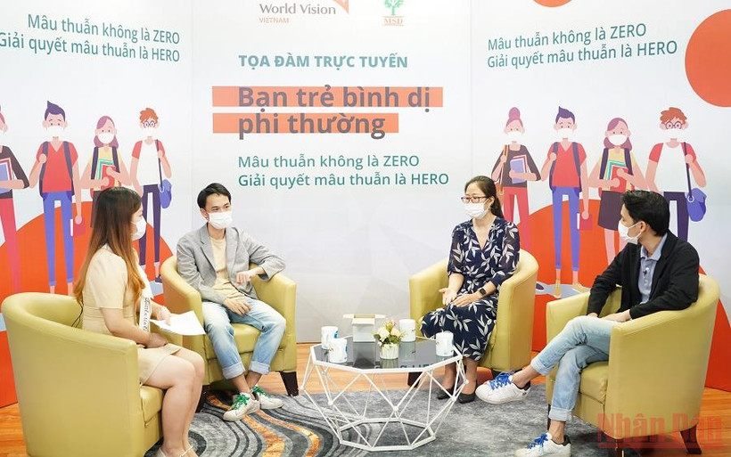 Các khách mời thảo luận để giúp trẻ em xử lý mâu thuẫn trong trường học và trên môi trường mạng. (Ảnh: LÊ TÚ)