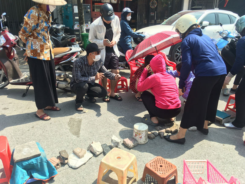 Hình ảnh một số người dân mang dụng cụ ra "xếp lốt" tại khu vực sân vận động Cẩm Phả trong sáng 20/5. (Nguồn: Internet)