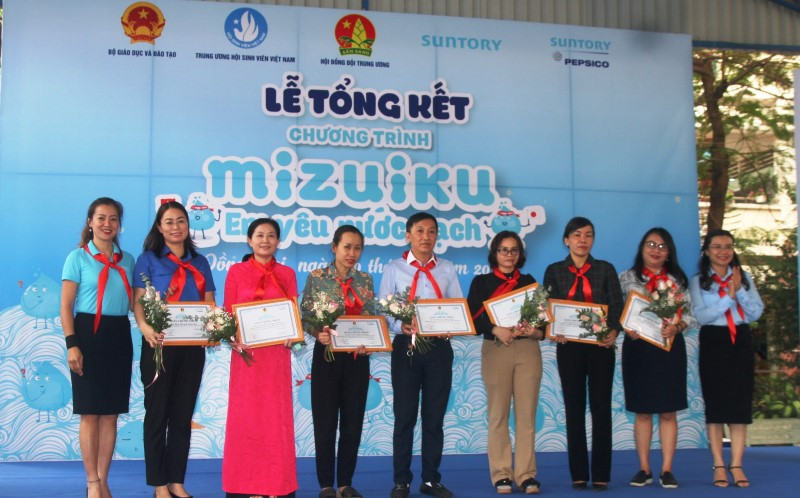 Ban tổ chức trao chứng nhận cho các trường tham gia chương trình năm 2020.