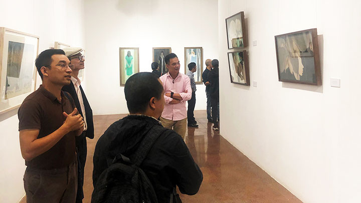 Khách tham quan triển lãm.