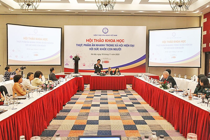 TS,BS Trương Hồng Sơn công bố các nghiên cứu về thực phẩm ăn liền tại Hội thảo.