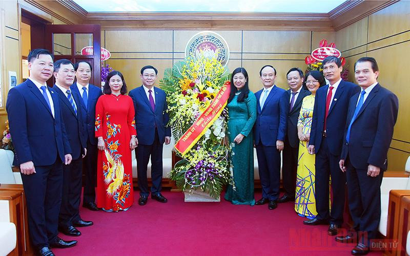 Đồng chí Vương Đình Huệ, Ủy viên Bộ Chính trị, Bí thư Thành ủy và các đồng chí lãnh đạo thành phố tặng hoa chúc mừng MTTQ Việt Nam thành phố Hà Nội nhân kỷ niệm 90 năm Ngày truyền thống. Ảnh: Duy Linh