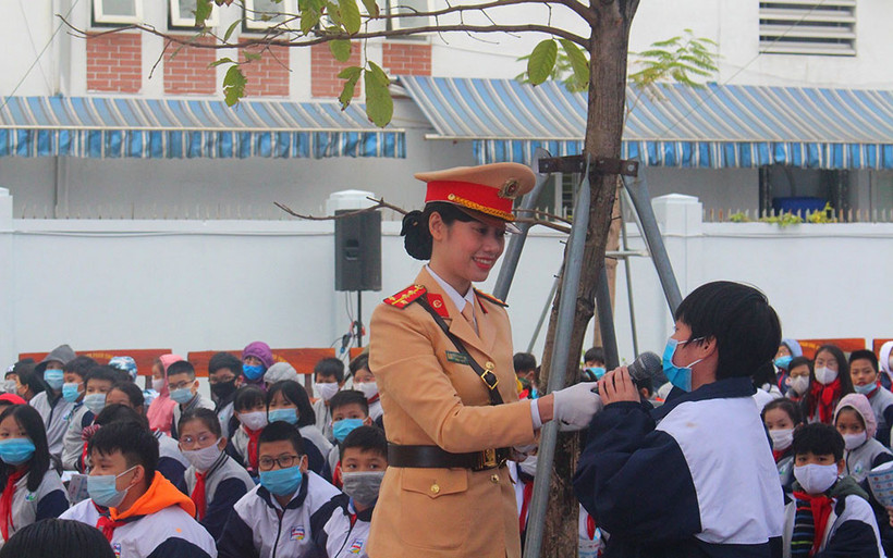 Học sinh trường THCS Phan Chu Trinh trả lời các câu hỏi về Luật Giao thông đường bộ. Ảnh: Đức Thuận