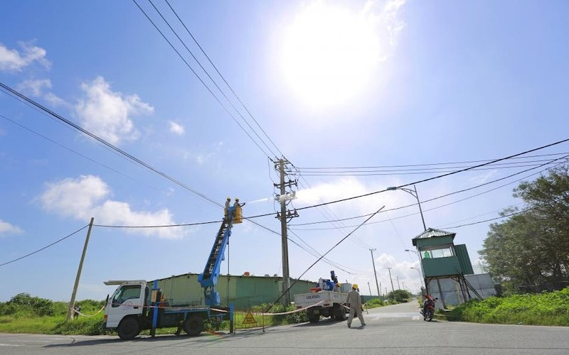 PC Đà Nẵng vệ sinh cách điện bằng nước áp lực cao để bảo đảm cấp điện cho khách hàng