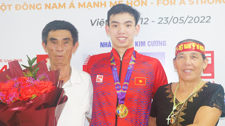 Bố mẹ Nguyễn Huy Hoàng tự hào khi con trai là một trong bốn vận động viên xuất sắc nhất SEA Games 31.