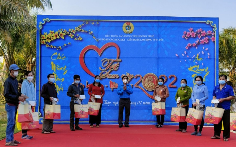 Chủ tịch Liên đoàn Lao động tỉnh Đồng Tháp Trần Hoàng Vũ trao quà cho đoàn viên, người lao động tại Chương trình “Tết sum vầy-Xuân bình an”.