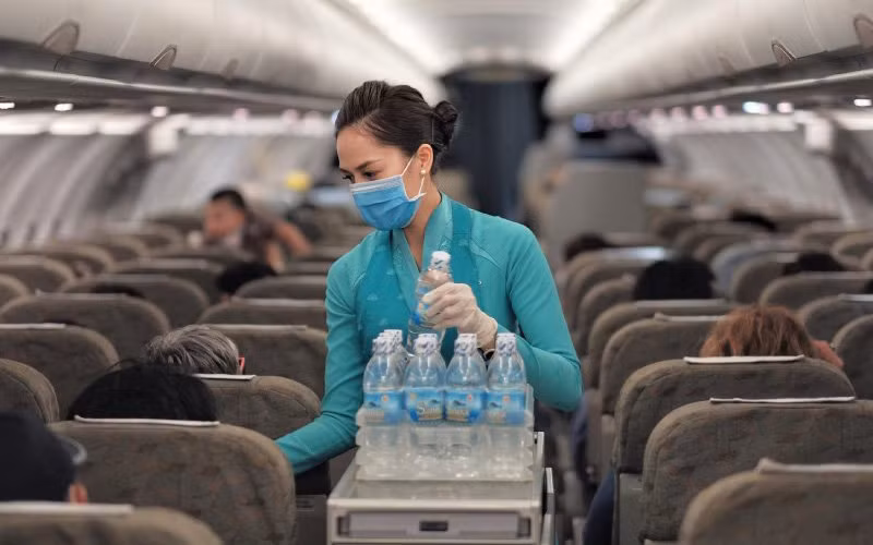 Bỏ trống các ghế giữa, đeo khẩu trang thường xuyên sẽ giúp giảm thiểu sự lây nhiễm Covid-19. (Ảnh minh họa)