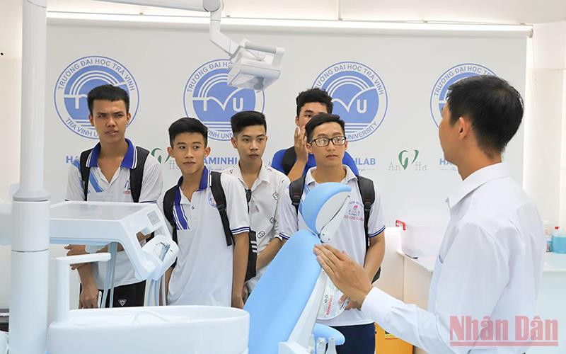 Chúng ta cần một xã hội mà trong đó sự phát triển là thực sự vì con người. (Trong ảnh: Giờ thực hành tại phòng thí nghiệm hiện đại của Trường đại học Trà Vinh)