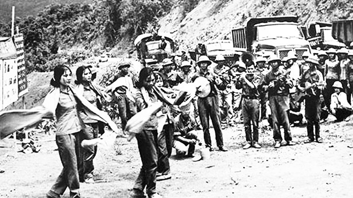 Văn công biểu diễn trên đường Trường Sơn. Ảnh tư liệu