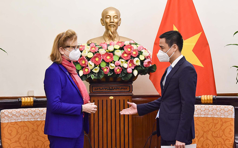 Thứ trưởng Ngoại giao Đặng Hoàng Giang tiếp bà Caitlin Wiesen, Trưởng đại diện UNDP tại Việt Nam. (Ảnh: Báo Thế giới và Việt Nam)