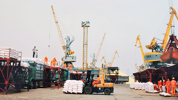 Việt Nam là một trong hai nước thuộc khu vực châu Á - Thái Bình Dương tăng trưởng dương, xuất siêu đạt kỷ lục gần 18 tỷ USD. 