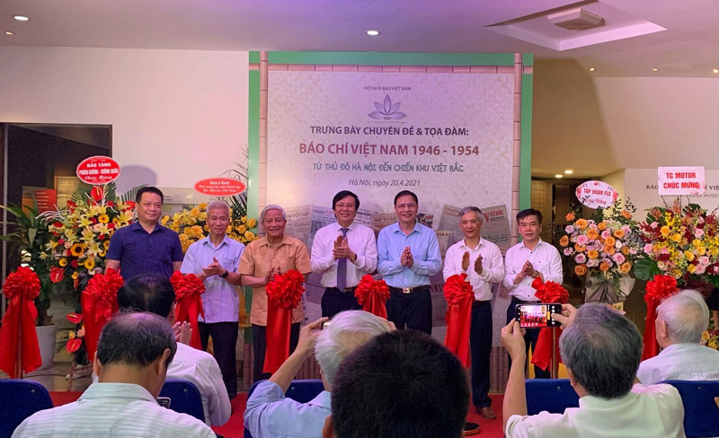 Các đại biểu cắt băng khai mạc trưng bày và tọa đàm.