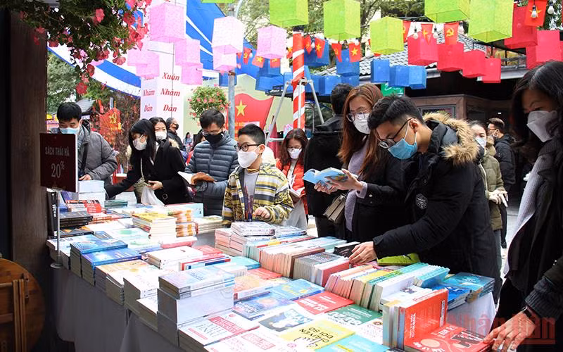 Bạn đọc tại lễ ra mắt tủ sách.