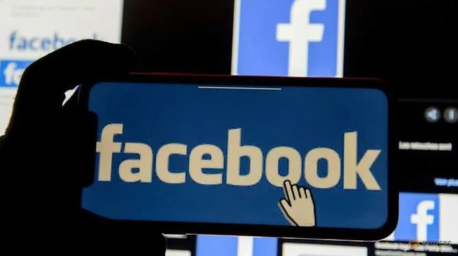  Logo Facebook được hiển thị trên điện thoại di động. Ảnh: Reuters.