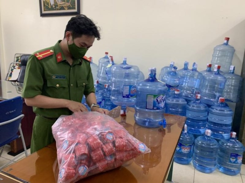 Cơ quan điều tra phát hiện cơ sở sản xuất nước uống tinh khiết giả nhãn hiệu Lavie. (Ảnh: Cơ quan Công an cung cấp)