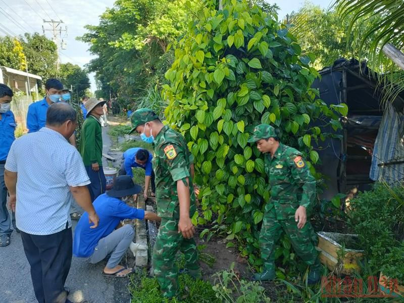 Hỗ trợ người dân vùng nguy cơ sạt lở đến nơi an toàn.