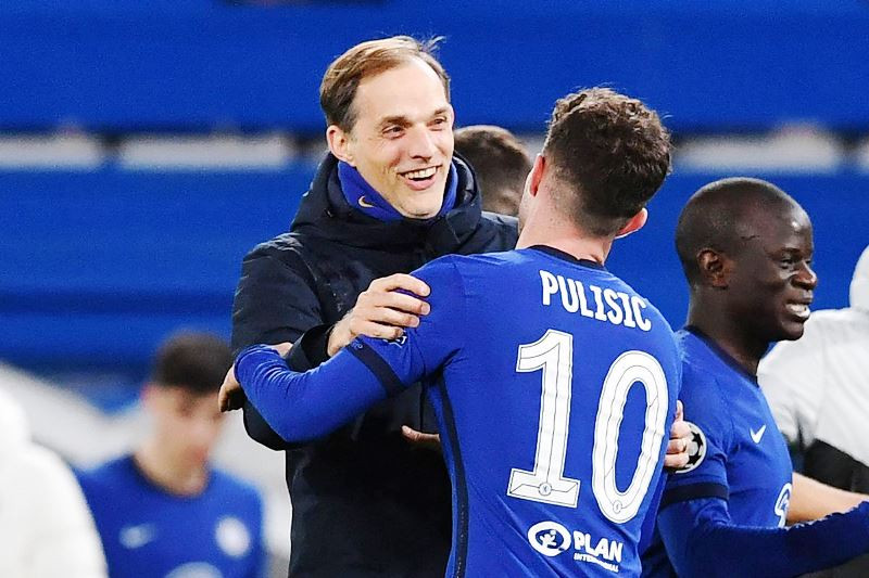 Tuchel ăn mừng cùng học trò sau khi lọt vào tứ kết Champions League. (Ảnh: Getty Images)