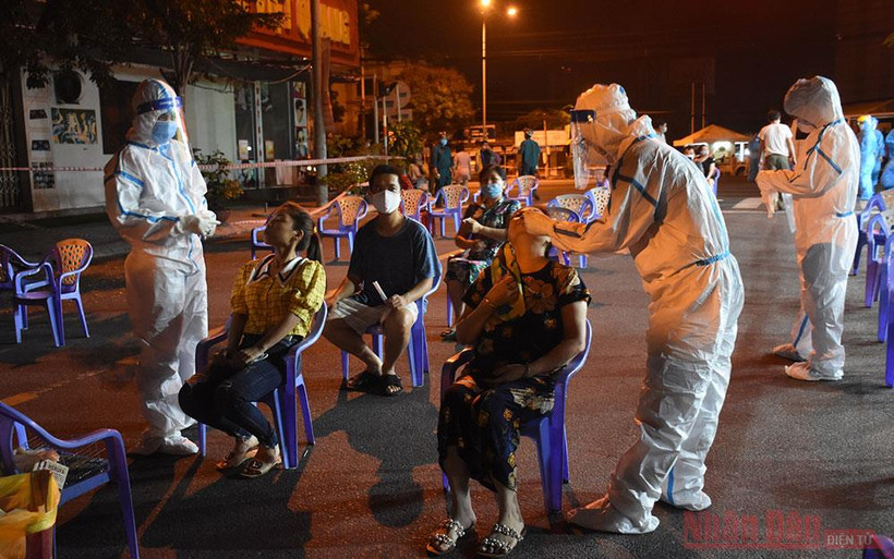 Lấy mẫu xét nghiệm xuyên đêm cho người dân sống quanh KCN An Đồn.