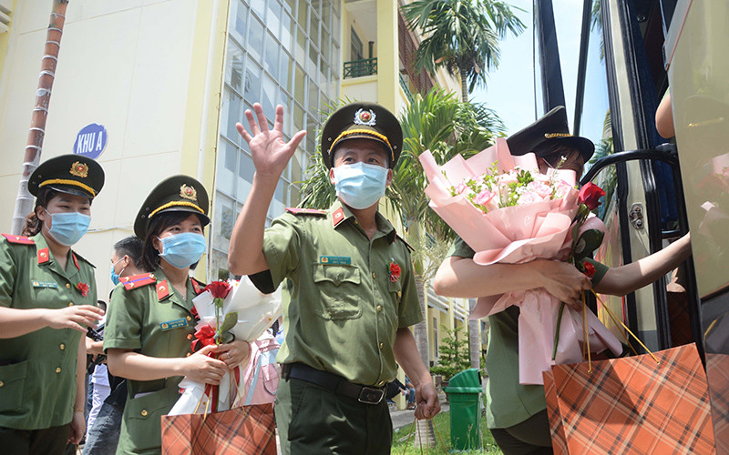 Các y, bác sĩ của Bệnh viện 199 Bộ Công an (tại TP Đà Nẵng) lên đường hỗ trợ TP Hồ Chí Minh chống dịch. Ảnh TTXVN