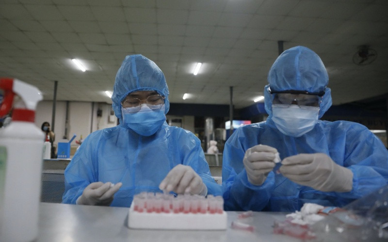 Lấy mẫu xét nghiệm Covid-19 tại Bến xe Miền Đông.