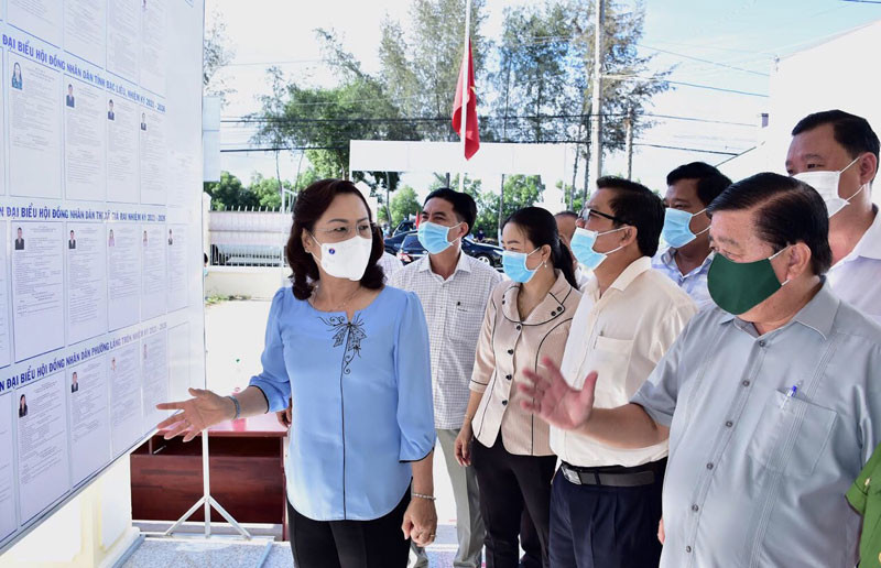 Lãnh đạo tỉnh Bạc Liêu kiểm tra công tác chuẩn bị tại các điểm bầu cử vùng xa trong tỉnh. 