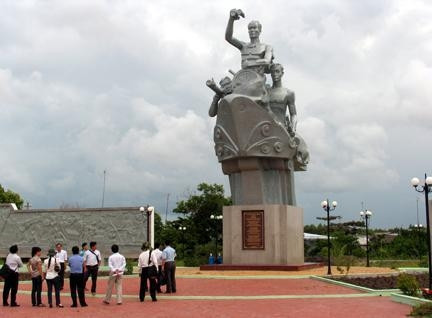 Tượng đài “Đoàn tàu không số” bến Vàm Lũng được xây dựng tại Trung tâm huyện Ngọc Hiển.