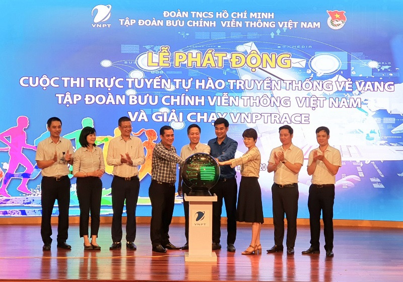 Đại diện lãnh đạo Tập đoàn VNPT và các đơn vị liên quan ấn nút phát động cuộc thi. 