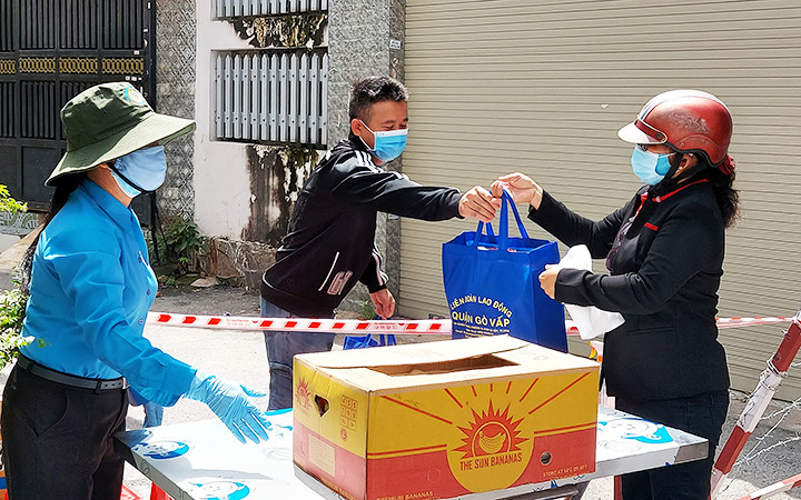 Quận Gò Vấp (TP Hồ Chí Minh) trao quà hỗ trợ công nhân khó khăn do ảnh hưởng của dịch Covid-19. Ảnh: MAI CHI