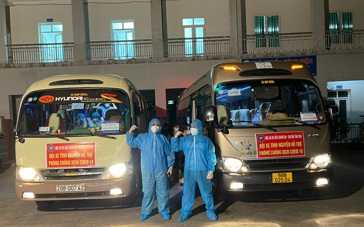 Đội tình nguyện hỗ trợ phòng, chống Covid-19 vận chuyển đội ngũ y bác sĩ (Ảnh: Giáp Hiền).