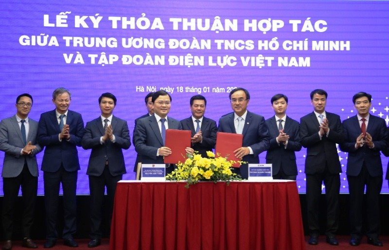 Các đồng chí: Bí thư thứ nhất Trung ương Đoàn Nguyễn Anh Tuấn và Chủ tịch Hội đồng Thành viên EVN Dương Quang Thành trao thỏa thuận hợp tác tại buổi lễ.