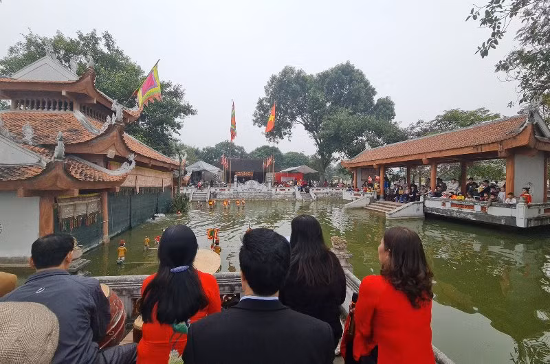 Biểu diễn rối nước tại phường rối Đào Thục, huyện Đông Anh.