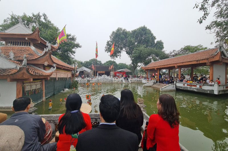 Biểu diễn rối nước tại phường rối Đào Thục, huyện Đông Anh.