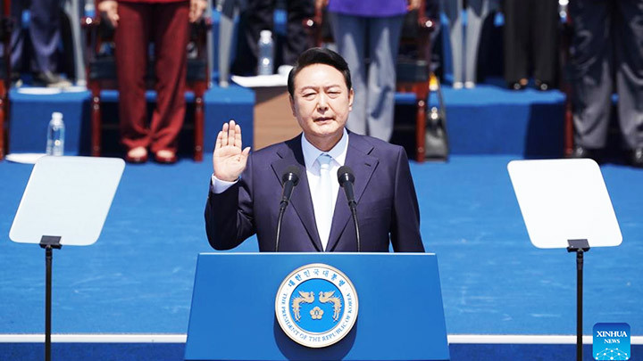 Tân Tổng thống Hàn Quốc Yoon Suk-yeol tuyên thệ nhậm chức. Ảnh: XINHUA