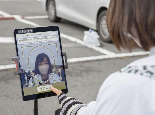 Công nghệ này chính xác đến 99,9% ngay cả khi người dùng đang đeo khẩu trang. (Ảnh: Kyodo)