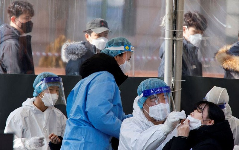 Lấy mẫu xét nghiệm Covid-19 tại 1 nhà ga ở Seoul, Hàn Quốc, ngày 10/2/2022. (Ảnh: REUTERS)