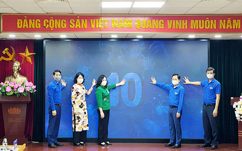 Phát động chương trình “Cùng em học trực tuyến”.