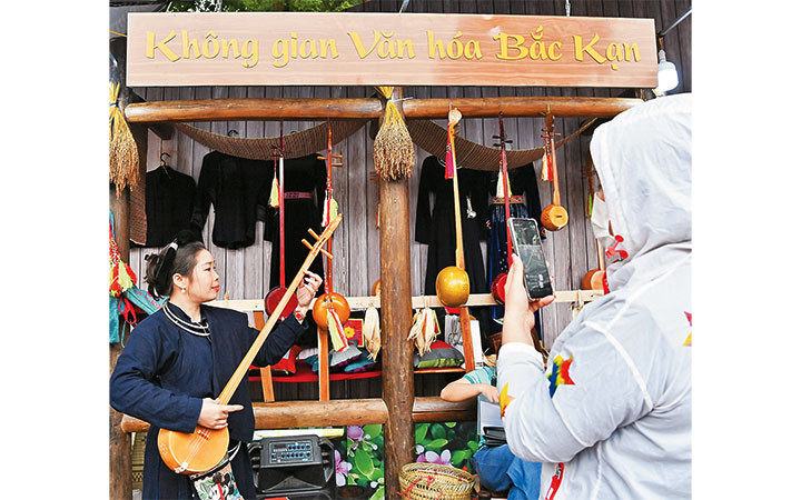 Du khách tham quan không gian văn hóa Bắc Kạn tại Tuần văn hóa.