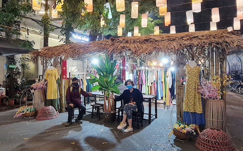 Các gian hàng Tết tại phố bích hoạ Phùng Hưng khá vắng vẻ.