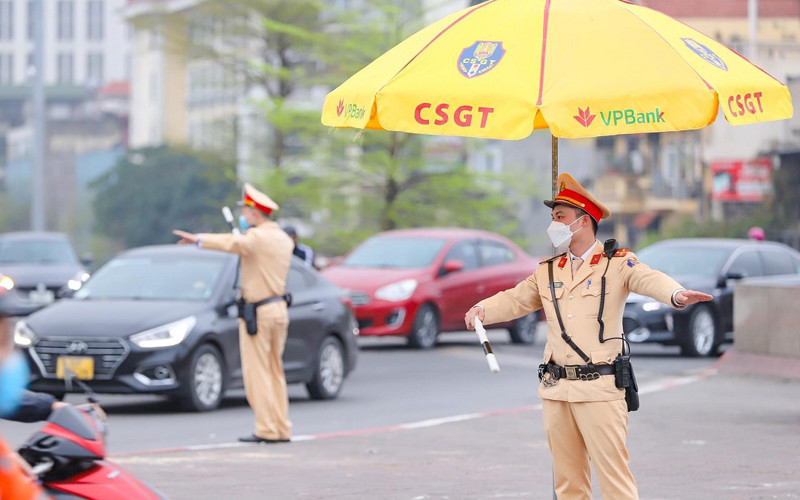 Thanh niên Cảnh sát giao thông Thủ đô thực hiện nhiệm vụ tại vòng xuyến cầu Chương Dương.