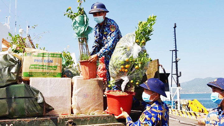 Chuyển quà Tết tại Quân cảng Cam Ranh.