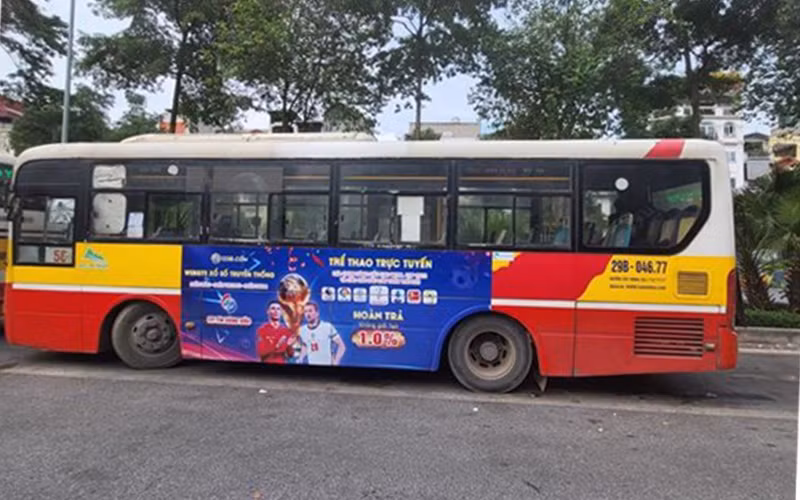Xe buýt dán quảng cáo không phù hơp tại Hà Nội (Ảnh: Internet)