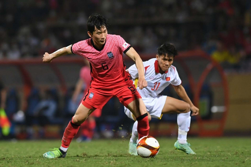 U23 Việt Nam vượt lên dẫn trước U20 Hàn Quốc. (Ảnh: Dương Thuật)